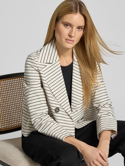 Frauenmodel trägt Blazer mit Reverskragen und Leistentaschen von Luisa Cerano, cremeweiß mit schwarzen Streifen, Nahaufnahme Oberkörper. Gerader Schnitt, Doppelreiher, Rückenlänge 58 cm, Brustweite 53 cm, Ärmellänge 61 cm.