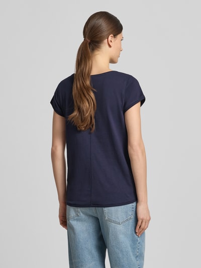 Frauenmodel trägt Damen T-Shirt mit Rundhalsausschnitt von Christian Berg Woman, Reine Baumwolle, Regular-Fit, Rollsaum, Rückenlänge 61 cm, Ganzkörperansicht Rückansicht.