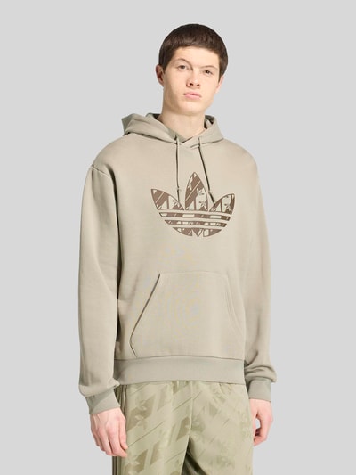 adidas Originals Bluza z kapturem o kroju regular fit z mieszanki bawełny z nadrukiem z logo Oliwkowy 4