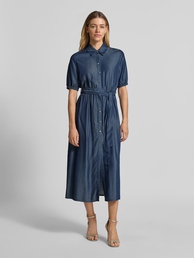 Frauenmodel trägt Tailliertes Freizeitkleid aus reinem Lyocell von s.Oliver BLACK LABEL in Denim-Optik, Midi-Länge, Twill-Struktur, Ganzkörperansicht von vorne.