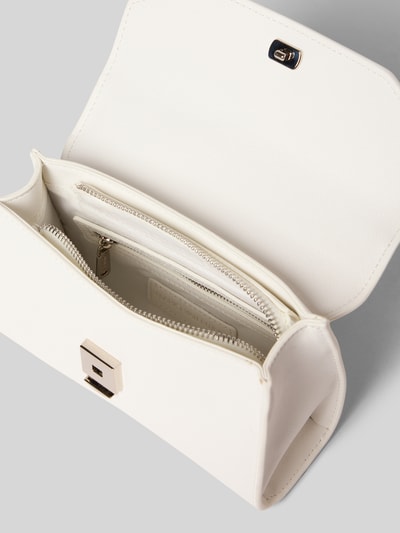 Produktfoto, Shoulder Bag on Leder-Optik Modell 'Pandia' von VALENTINO BAGS, główna przegroda z klapką, odpinany pasek na ramię z łańcuszki, zamek błyskawiczny, detal z logo, szerokość w rozmiarze 1: 20 cm, długość w rozmiarze 1: 14 cm, głębokość w rozmiarze 1: 7 cm, długość paska na ramię w rozmiarze 1: 117 cm, kolor jasny, struktura skóropodobna, twarde kształty.