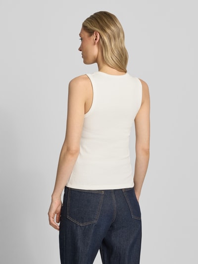 Frauenmodel trägt Slim Fit Top aus Baumwoll-Mix Modell 'CHLOE' von Vero Moda, Optik: Unifarben, Materialverarbeitung: Feinripp, Ganzkörperansicht Rückansicht.