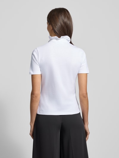 Vrouwenmodel draagt T-shirt met opstaande kraag en ruches van Rich & Royal, puur katoen, regular fit, ruglengte 58 cm, volledig van achteren.