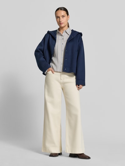 Vrouwenmodel draagt Regular fit wollen jacks met steekzakken model 'WKDRIDENTE' van Weekend Max Mara, dames bomberjack/blouson, volledig frontaal.