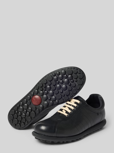 Produktfoto, Sneaker aus echtem Leder Modell 'Ariel' von Camper in Schwarz mit Schnürverschluss, runder Form, sichtbarer Struktur, weiße Schnürsenkel, Sohle mit Noppenprofil, Herren Sneaker, Absatzhöhe 3 cm, Schafthöhe 8 cm, Schaftweite 9 cm