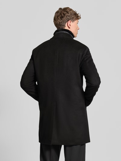 Männermodel trägt Regular Fit Mantel aus Woll-Mix Modell 'Morris' von JOOP! COLLECTION in Schwarz, glatte Textur, Ganzkörperansicht Rückansicht.