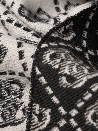 Produktfoto, Schal mit Viskose-Anteil von GUESS, Material-Mix, Rechteckform, Fransen, Label-Schriftzug, schwarz-weiß gemustert, Detailaufnahme