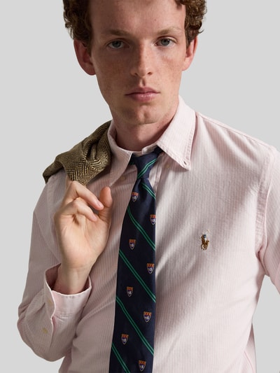 Männermodel trägt Custom Fit Freizeithemd aus reiner Baumwolle von Polo Ralph Lauren in Hellrosa, dezente Struktur, Nahaufnahme Oberkörper. Herren Freizeithemd von Polo Ralph Lauren