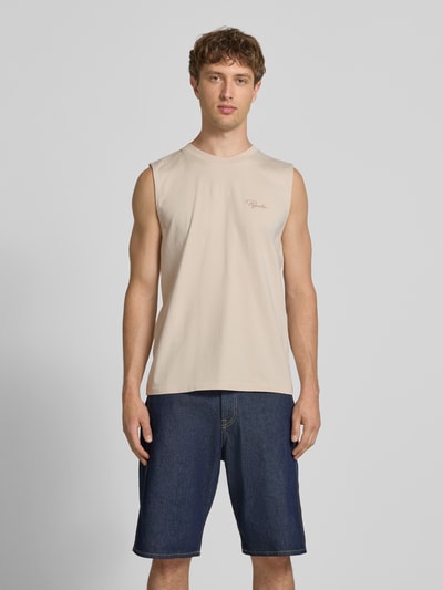 Männermodel trägt Tanktop mit Label-Stitching und Rundhalsausschnitt von Pegador, beige, Baumwolle, Relaxed Fit, Ganzkörperansicht von vorne