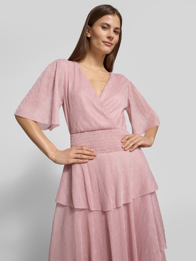 Frauenmodel trägt Regular Fit Maxikleid in Rüschen-Optik Modell 'Francesca' von GUIDO MARIA KRETSCHMER WOMAN in Plissee-Rosa, Nahaufnahme Oberkörper.