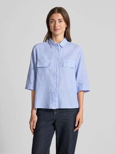 Frauenmodel trägt Bluse aus Leinen-Mix mit Brusttaschen Modell 'BEA' von 0039 Italy in Hellblau, Loose-Fit, Hemdblusenkragen, Knopfleiste, 3/4-Arm, Leinen-Baumwoll-Anteil, Ganzkörperansicht von vorne.