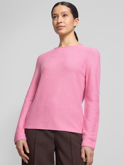 Frauenmodel trägt Regular Fit Strickpullover aus reiner Baumwolle von Marc O'Polo, Optik: Unifarben, Rundhals, Langarm, Rollsaum, Strick, Ganzkörperansicht von vorne.