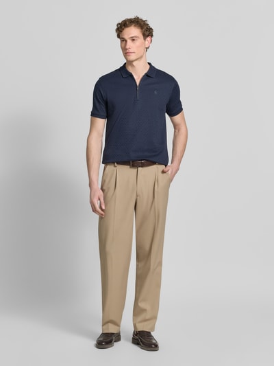 Männermodel trägt Regular Fit Poloshirt mit kurzem Reißverschluss von Lerros in Dunkelblau mit Strukturmuster, Reine Baumwolle, Logo-Stitching und Label-Patch, Polokragen; Rückenlänge 72 cm bei Größe M, Ganzkörperansicht von vorne.