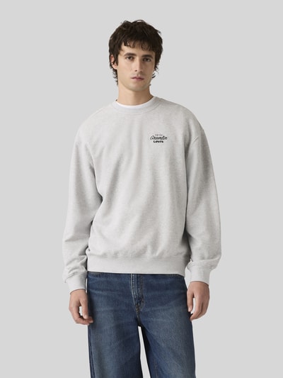 Levi's® Bluza o kroju regular fit z nadrukiem z tyłu Jasnoszary melanż 4
