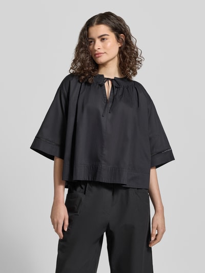 Frauenmodel trägt Cropped Boxy Fit Bluse mit Schnürung von JAKE*S STUDIO WOMAN aus reiner Baumwolle in Schwarz, Nahaufnahme Oberkörper.