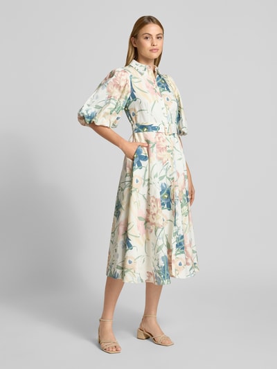 Frauenmodel trägt Midikleid aus Leinen-Mix mit floralem Allover-Print von Ted Baker in Weiß mit Rosa, Blau, Grün, Taillierte Passform, Umlegekragen, Halbarm, durchgehende Knopfleiste, abnehmbarer Stoffgürtel, Rückenlänge 118 cm, Brustweite 43 cm, Ärmellänge 38 cm, Ganzkörperansicht von vorne.