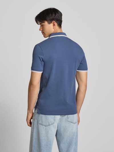 Männermodel trägt Slim Fit Poloshirt mit Logo-Stitching Modell 'Reed' von SERGIO TACCHINI in Blau, Baumwoll-Mix, Ganzkörperansicht Rückansicht.