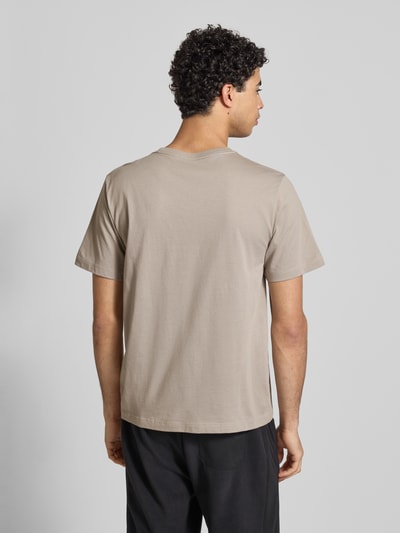 Männermodel trägt Regular Fit T-Shirt aus Baumwoll-Mix Modell 'EVOLUTION' von The North Face, dezentes Label-Detail, Rückenansicht.