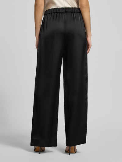 Frauenmodel trägt Slim Fit Weite Hose mit Schiebehaken und verdecktem Reißverschluss Modell 'HASELI-1' von HUGO, Schwarz, Satin, Optik: Unifarben, Passform: Slim-Fit, High-Waist, Materialverarbeitung: Satin, Ganzkörperansicht Rückansicht.