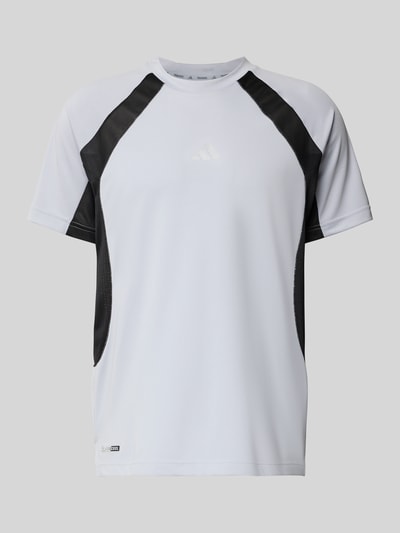 Produktfoto, T-Shirt mit Label-Print von adidas Training w kolorze białym z czarnymi panelami, regular fit, okrągły dekolt, widok z przodu.