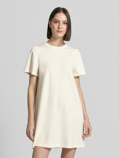 Frauenmodel trägt T-Shirt-Kleid aus Modal-Mix mit Rundhalsausschnitt von Rich & Royal in Beige, Gerader-Schnitt, Minikleid, Nahaufnahme Oberkörper. Rückenlänge 83 cm, Brustweite 40 cm, Ärmellänge 24 cm für Größe S, glatte Textur.