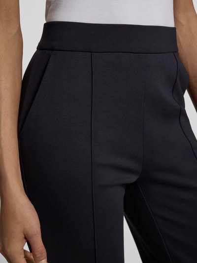 Vrouwenmodel draagt Regular fit stoffen broek met viscose van Cambio, elastische band, siernaden, achterzakken, detailopname heupen.