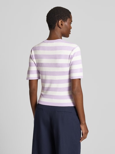 Vrouwenmodel draagt gebreid shirt van viscosemix met stretch, slim fit, model 'Maria' van GUIDO MARIA KRETSCHMER WOMAN, all-over look, lavendel met wit, ronde hals, ruglengte maat 36: 47 cm, mouwlengte maat 36: 23 cm, geheel van achteren.