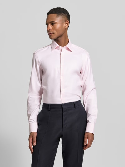 Mannelijk model draagt Slim Fit Businesshemd aus reiner Baumwolle Modell 'HANK' van BOSS, look: effen, kentkraag, lange mouw, gemakkelijk te strijken piqué, Ganzkörperansicht van voren.
