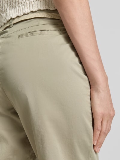 Frauenmodel trägt Regular Fit Chino aus Baumwoll-Mix Modell 'CARRIE' von Raphaela By Brax, unifarben, Detailaufnahme Gesäßtasche