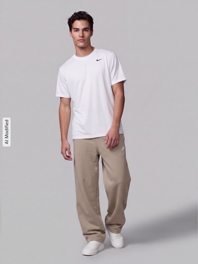 Männermodel trägt Regular Fit Sweathose aus mieszanka bawełny von Nike, Herren Sweathose, beżowy kolor, widoczne logo, Ganzkörperansicht von vorne, KI-modifiziertes Bild