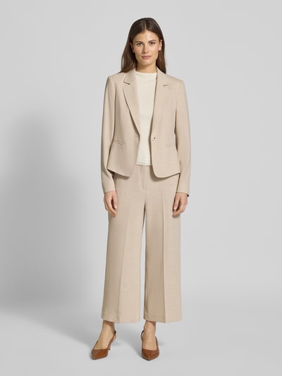 Frauenmodel trägt Slim Fit Blazer mit Viskose-Anteil von Comma im hellen Elastischer-Material-Mix mit Reverskragen, Knopfverschluss, Leistentaschen, Ganzkörperansicht von vorne.