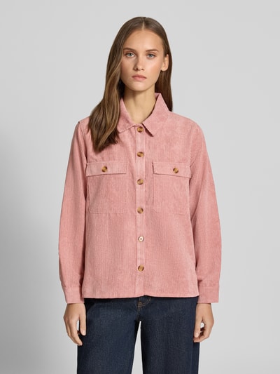 Frauenmodel trägt Relaxed Fit Langarmbluse in Cord-Optik Modell 'EFFI' von PIECES, rosa Farbton, sichtbare Knöpfe, strukturierte Oberfläche, Damen Langarmbluse, Ganzkörperansicht von vorne.