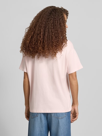 Frauenmodel trägt Regular Fit T-Shirt aus reiner Baumwolle Modell 'VIVVI' von Only, Optik: Unifarben, Material: Baumwolle-Mix, Ganzkörperansicht Rückansicht.