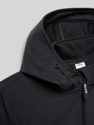 Produktfoto, Regular Fit Softshell-Jacke aus wasserabweisendem Material von s.Oliver RED LABEL in Schwarz mit Kapuze, Reißverschluss und Label Patch, unifarbene Softshell-Oberfläche, atmungsaktiv, winddicht, Detailaufnahme