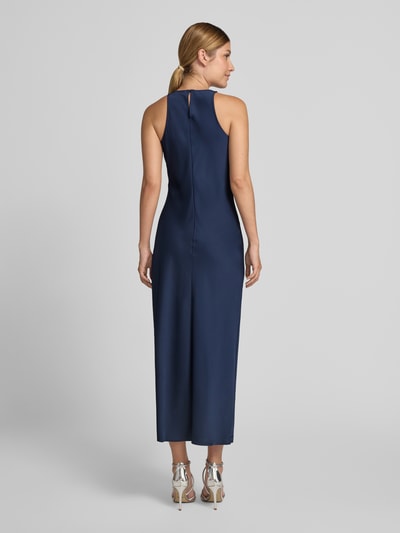 Frauenmodel trägt Abendkleid aus Satin mit Rundhalsausschnitt Modell 'RAVENNA' von VILA in Dunkelblau, glatte Textur, Ganzkörperansicht Rückansicht. Maxikleid, gerader Schnitt, Rückenlänge 133 cm, Brustweite 40 cm.