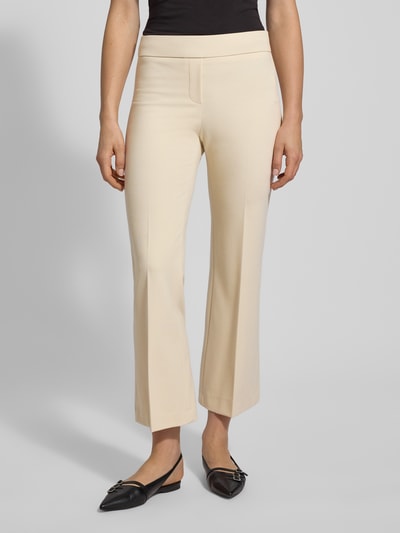 Vrouwenmodel draagt Stoffen broek met bandplooien Model 'NANETTE' van SEDUCTIVE, viscosemix met stretch, los model, binnenbeenlengte 70 cm, kleur lichtbeige, bandwijdte 38 cm bij maat 36. Ganzkörperansicht von voren.