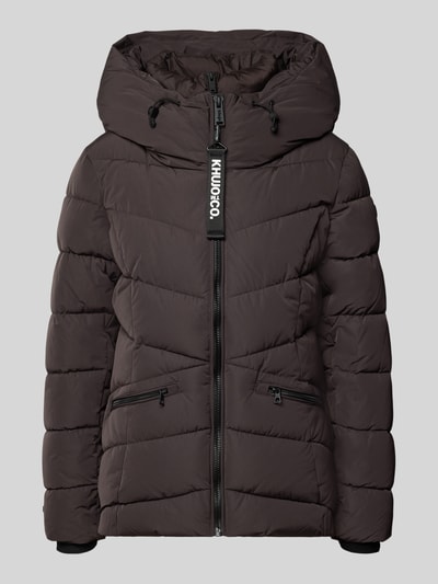 Produktfoto, Steppjacke mit Kapuze und Label-Detail Modell 'HERSCH2' von khujo, kolor brązowy, przeszycia, proste rękawy, zamek z przodu, boczne kieszenie na zamek, ściągacze na rękawach, prosty krój, długość tyłu 63 cm, szerokość w rozmiarze S: 50 cm, długość rękawa 64 cm