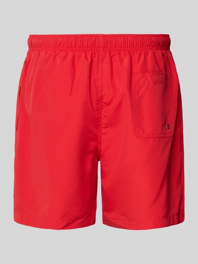 Produktfoto, Badehose mit Gesäßtasche und Logo-Stitching von MCNEAL in Rot, Loose-Fit, elastischer Bund mit Kordelzug, Textur glatt