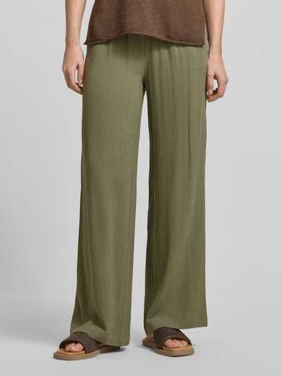Kobieta nosi spodnie Regular Fit Weite Hose aus Viskose-Leinen-Mix model 'VIVA-GULIA' od Selected Femme, efekt: jednolity kolor, cieniowana przędza, krój regular fit, tunel, elastyczny ściągacz, wpuszczane kieszenie, mieszanka wiskozy i lnu, pełny widok przód.