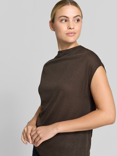 Vrouwenmodel draagt Regular Fit Blouse uit lyocellmix van comma, opstaande kraag, kapmouwen, ruglengte maat 36: 60 cm, close-up bovenlichaam.