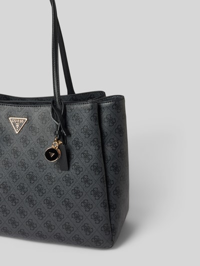 Produktfoto, Handtasche in Leder-Optik Modell 'NOELLE' von GUESS, schwarzes Logo-Design, schmale Schulterriemen, silbergrauer Hintergrund