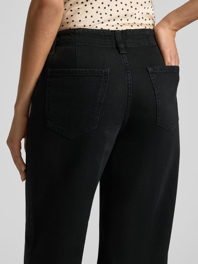 Frauenmodel trägt Wide Leg Jeans mit Eingrifftaschen Modell 'LIA' von Mango, reine Baumwolle, schwarze Farbe, Detailaufnahme Rückansicht.