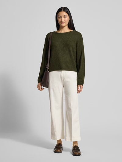 Frauenmodel trägt Strickpullover aus Woll-Mix Modell 'Kellsey' von MSCH Copenhagen in Olivgrün, lockerer Schnitt, Ganzkörperansicht von vorne.