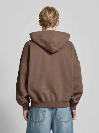 Pegador Oversized Hoodie mit Statement-Print Modell 'SALIOU' Mittelbraun 5