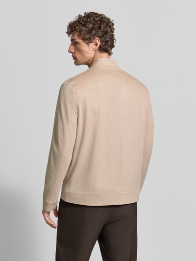 Männermodel trägt Jacke aus Viskose-Mix Modell 'CICROSS' von CINQUE in Beige, Gerader-Schnitt, Stehkragen, Rückenansicht, Nahaufnahme Oberkörper, Eingrifftaschen, Reißverschluss, Stretch-Anteil, Rückenlänge 68 cm, Schulterbreite 42 cm, Brustweite 48 cm, Ärmellänge 67 cm, Größe M.