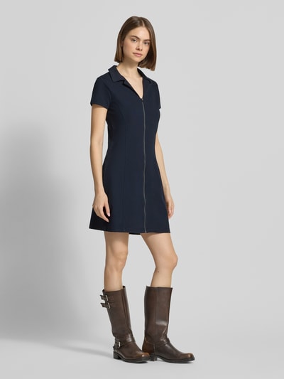 Frauenmodel trägt Minikleid mit durchgehendem Reißverschluss von G-Star Raw aus Viskose-Mix mit Stretch-Anteil, Umlegekragen, Körpernaher-Schnitt, Farbe Dunkelblau, Ganzkörperansicht von vorne.