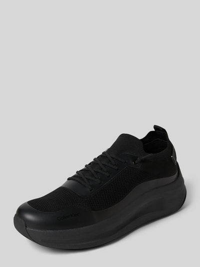 Produktfoto, Sneaker mit Schnürverschluss von Calvin Klein Jeans in Schwarz mit Label-Print, strukturierter Sohle, abgerundete Spitze, Absatzhöhe 3 cm, Schafthöhe 6 cm, Schaftweite 7 cm.