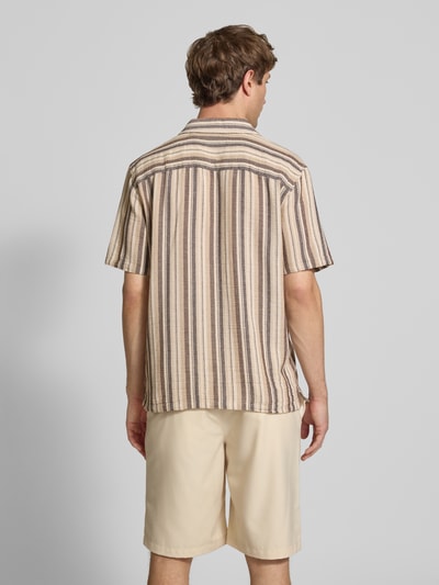 Männermodel trägt Regular Fit Freizeithemd aus Baumwoll-Mix Modell 'TREV LIFE' von Only & Sons, Optik:Allover-Muster, Rückenpasse, gestreift, Rückenansicht Ganzkörperansicht.