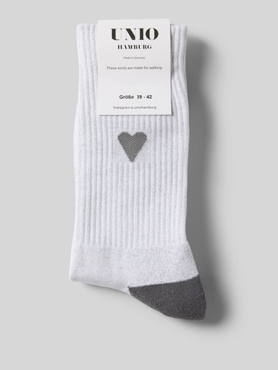 Produktfoto, białe Socken mit Label-Print von Unio, bawełniano-metaliczna mieszanka, elastyczne, ściągacz, szary palec, kontekst damski