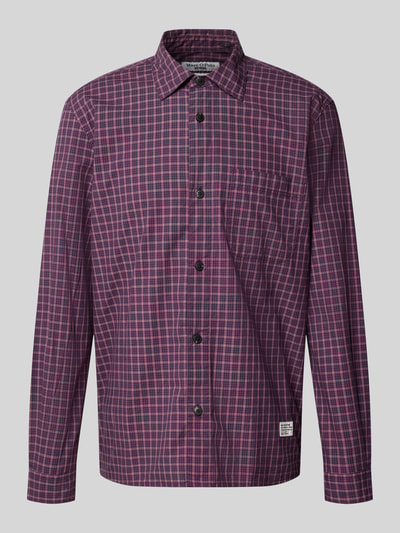 Produktfoto, kariertes Regular Fit Freizeithemd aus reiner Baumwolle von Marc O'Polo DENIM in Violett- und Rottönen auf hellem Hintergrund.